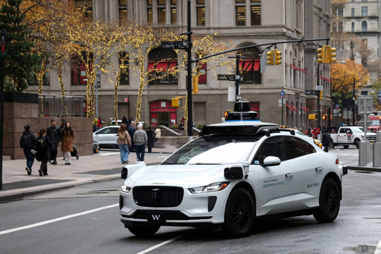 Waymo suspende táxis autônomos em 6 cidades; veja - 23/05/2026 - Economia